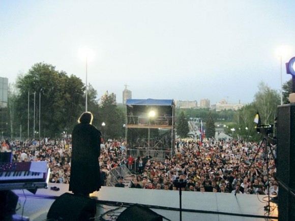 Выступление в ходе миссионерского тура на концерте Юрия Шевчука, западная Украина, 2008 год. Фото из личного архива протодиакона Андрея Кураева