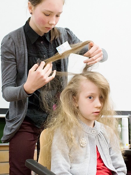 Татьяна, ученица 6 класса, заплетает всем желающим красивые косы. Она собрала за время ярмарки 1410 рублей