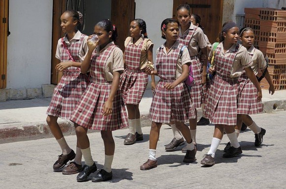 Колумбийские школьницы в школьной форме.