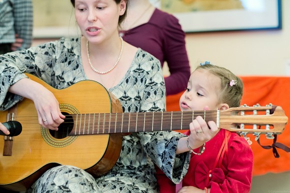 Дочка Юревичей Ася играет на гитаре. Внучка Олечка помогает