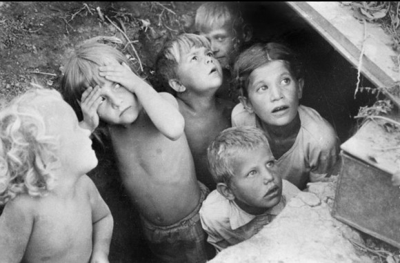 1. 22 июня 1941 г., где-то на юго-западе СССР, дети прячутся от бомбежки