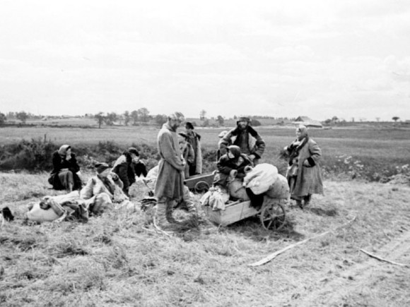 2. Беженцы в районе Пскова. Июль 1941 г. 