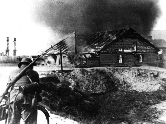 15. Гитлеровец поджигает дома в деревне. 