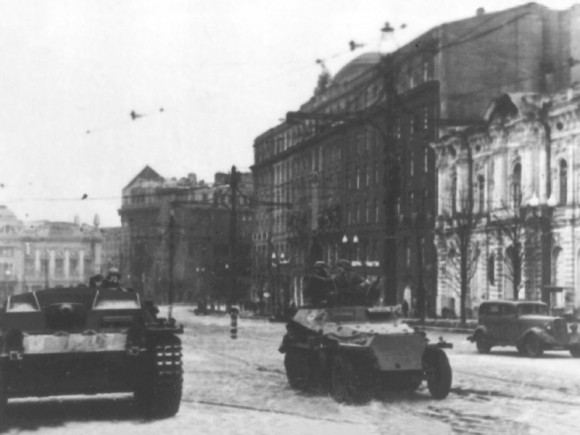 16. Гитлеровские самоходные орудия на одной из улиц города Харькова, 1941 