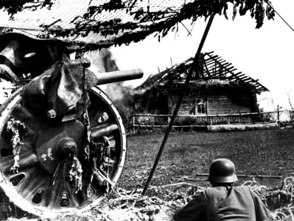 18. Замаскированное немецкое артиллерийское орудие. Район Смоленска, 1941 