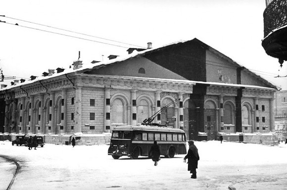 19. Здание Манежа в маскировочной окраске. Москва, зима 1941 г. 