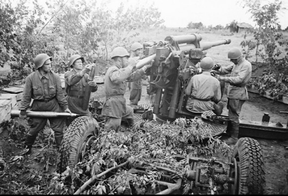 20. Зенитное орудие бьет прямой наводкой по немецким танкам. 1941 