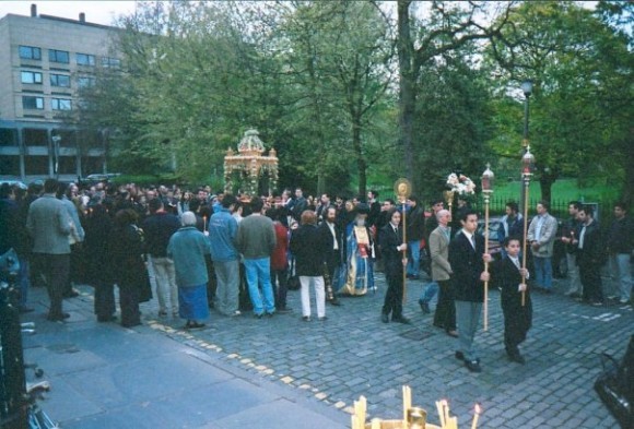 Крестный ход во дворе Университета Эдинбурга в Страстную Пятницу, 2002 г.