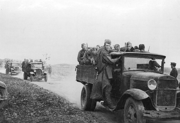 22. Колонна автомашин с солдатами направляется на Южный фронт. 1941 