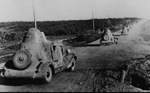 23. Колонна бронеавтомобилей БА-20М выдвигается на боевые позиции 