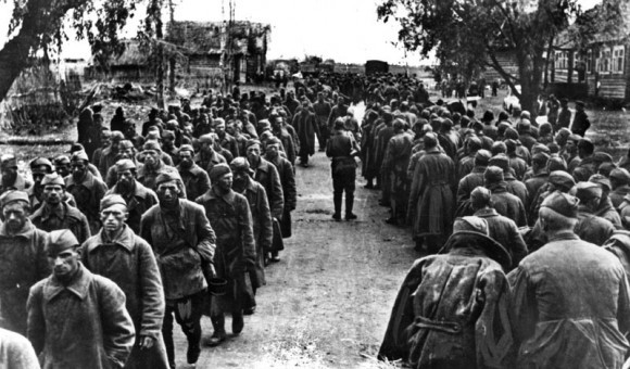 25. Колонны советских военнопленных под Старой Руссой. 1941 г. 