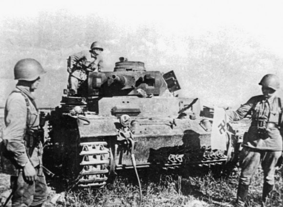 42. Первые трофеи. Разбитые фашистские танки в районе Бобруйска. 