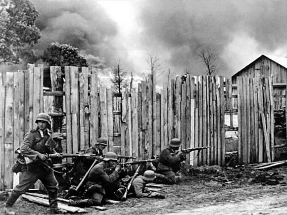 45. Подразделение немецкой пехоты ведет бой на окраине деревни. 