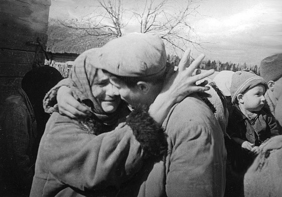 50. Проводы на фронт в одном из сел Украины. 1941 г. 