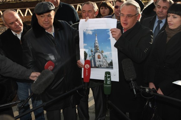 Справа Алексей Добашин, строящий для России уже 35-й храм