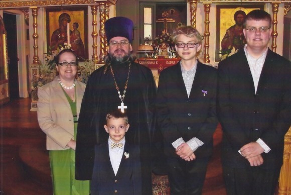 Отец Андрей с матушкой Наталией и сыновьями Севастианом, Гавриилом и Филиппом