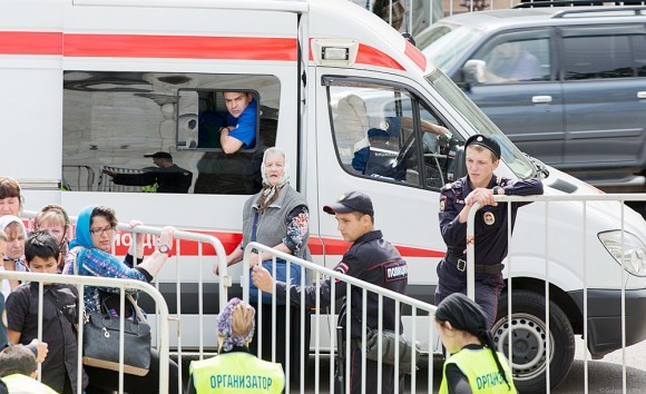 07.Вдоль очереди дежурят скорые и полиция