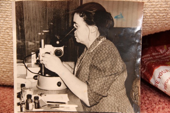 Молодой микробиолог Мария Михайловна Шик за микроскопом