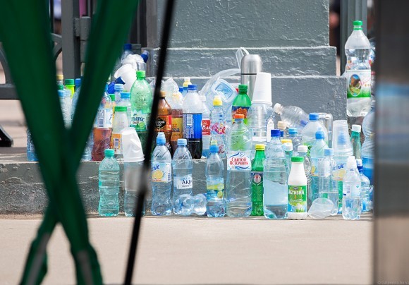 Бутылки с водой, которые полиция изымает на входе в храм