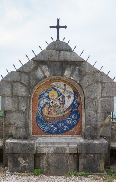 Мозаичная икона святителя Николая, выложенная в стене ограждения