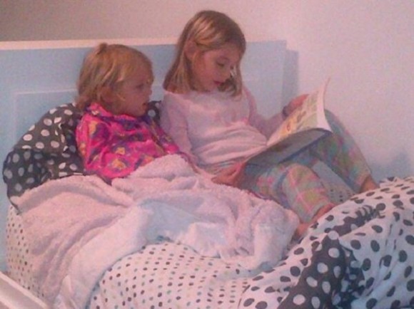 Моя старшая дочь впервые в жизни начала сама читать книжки своей младшей сестре.