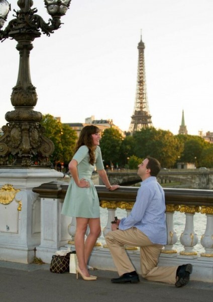 Фотограф в Париже сфотографировал момент, когда любимый сделал мне предложение.