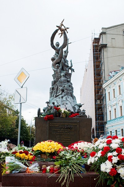 3 сентября в Москве у памятника жертвам бесланской трагедии почтили память погибших девять лет назад детей и взрослых вовремя террористического акта в Беслане