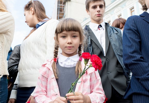 Около получаса люди молча стояли у памятника