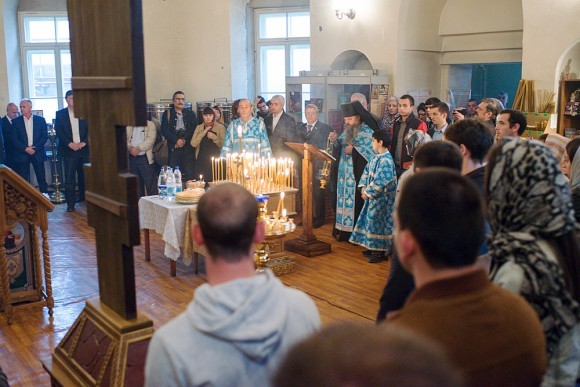 После памятной церемонии в церкви Рождества Пресвятой Богородицы на Кулишках (Аланском подворье) была отслужена панихида