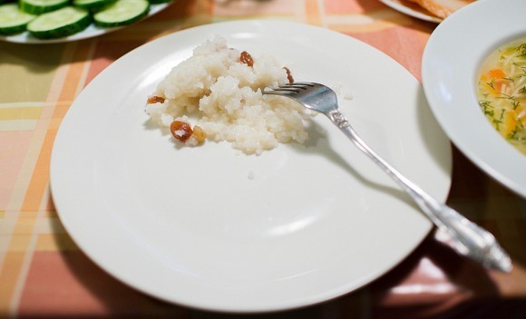 На тарелки всем разложили кутью, чтобы каждый съел ее «на помин души»