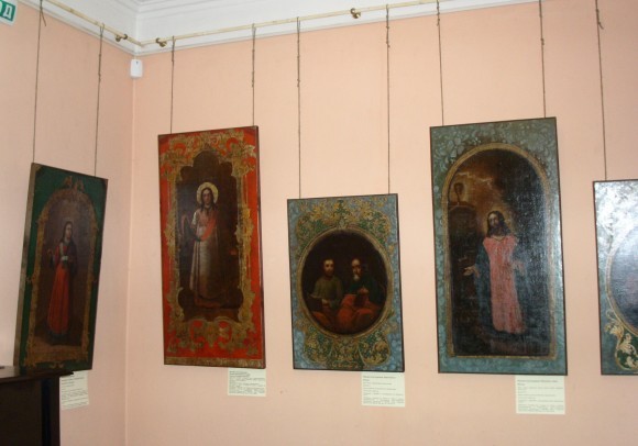 Живописные полотна, бывшие частью церковных аналоев