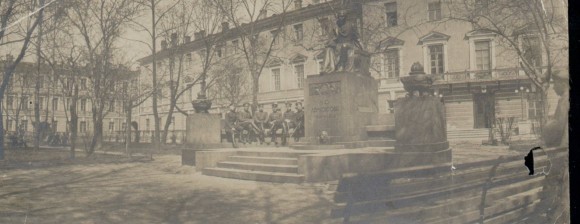Юнкера у памятника М. Ю. Лермонтову. Фото из частного собрания