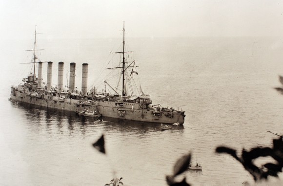 Русский крейсер у берегов Афона. 1915