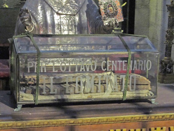В середине сокровищницы стеклянный саркофаг с остатками деревянного ковчега, в котором барийские моряки привезли из Мир Ликийских мощи святителя