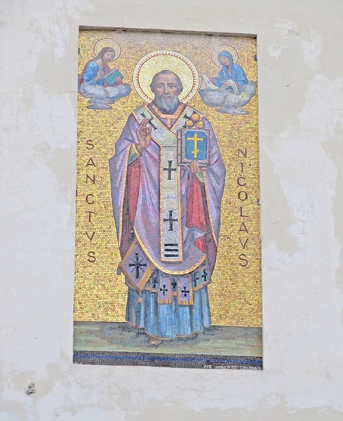 Мозаика святителя Николая на стене 
