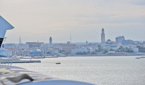 Панорама города с парома. В левой части снимка собор святителя Николая