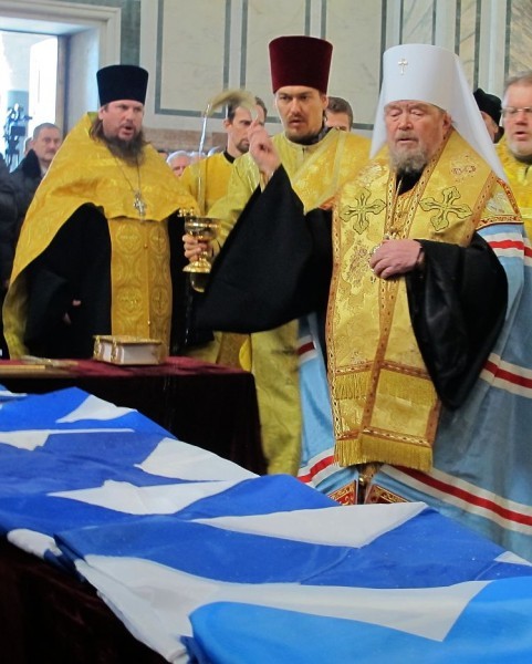 Митрополит Симферопольский и Крымский Лазарь освящает Андреевские флаги
