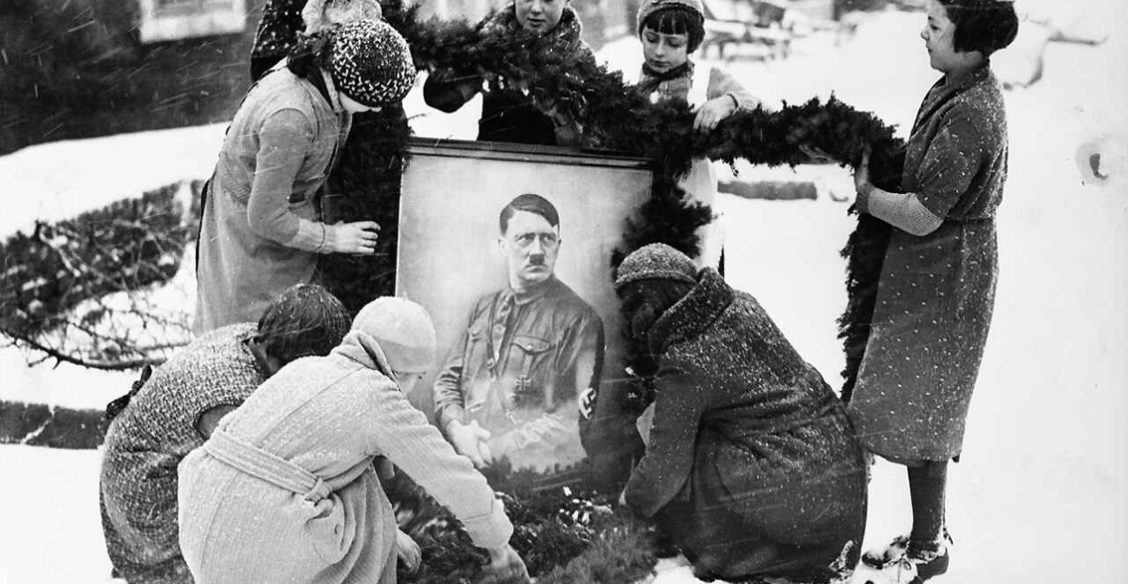Немецкие девушки украшают портрет Гитлера на Рождество