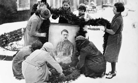Немецкие девушки украшают портрет Гитлера на Рождество