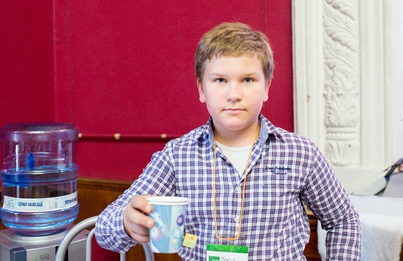 Волонтер Вася весь день разливал напитки — воду, чай и соки