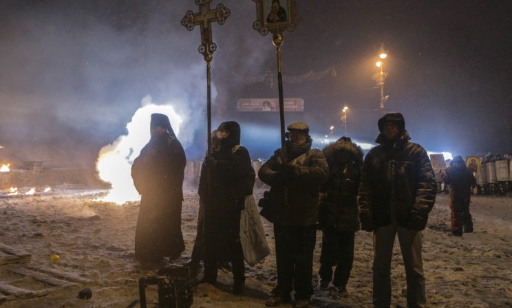 Возобновилось молитвенное стояние перед баррикадами в Киеве