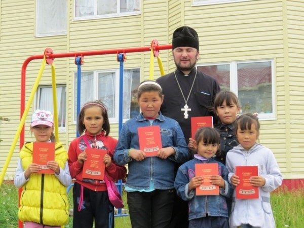 Дети с Евангелием на корякском языке