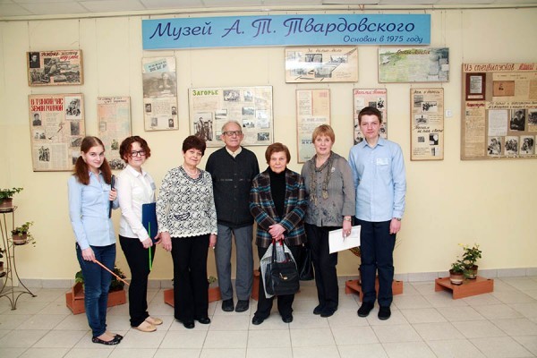 В гостях в музее Твардовского его дочь Валентина и критик Турков А.М.