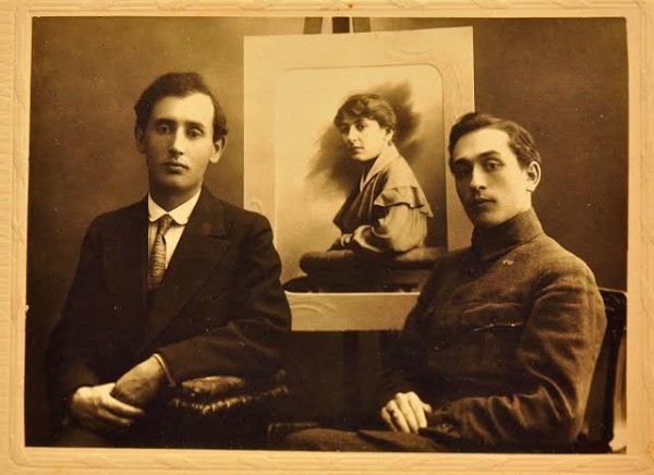 Отец Ю.В.Манна (слева) с портретом сестры
