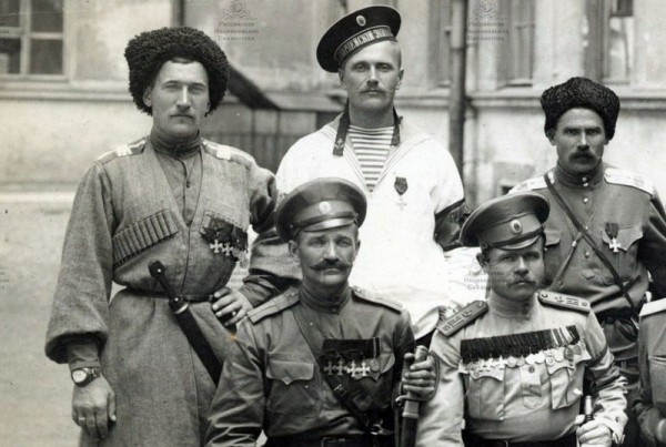 Георгиевские кавалеры различных родов войск. Фото: Российская Национальная Библиотека