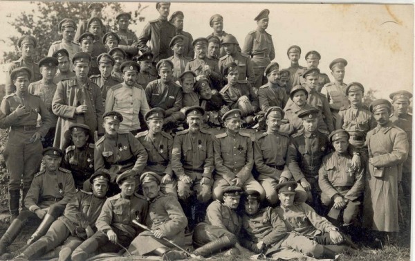 Группа офицеров и нижних чинов одного из армейских полков на фронте.