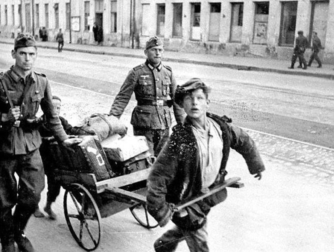 Три унитаза пани Ковальской, детский патриотизм и немецкий шоколад