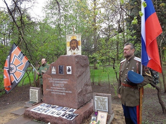 Установка памятной доски на кладбище