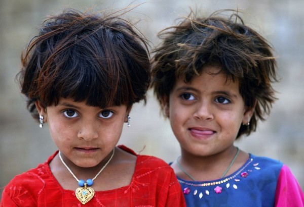 12.Две девочки собрались посмотреть на солдата с базы Натана Смита, пришедшего в их деревню Мирвайз Мина, находящейся примерно в 5-и километрах к югу от города Кандагар, 9 мая 2010 года. (Рейтер / Никола Солик)