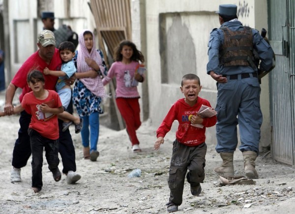 Дети убегают после взрыва в Кабуле, 24 мая 2013 года. Несколько сильных взрывов потрясли оживленный район в центре афганской столицы, Кабула. По свидетельствам очевидцев в районе также были слышны выстрелы. (Рейтер / Омар Собгани)
